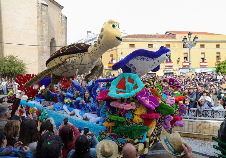 Campanario saca a bailar sus carrozas rumbo a Piedraescrita
